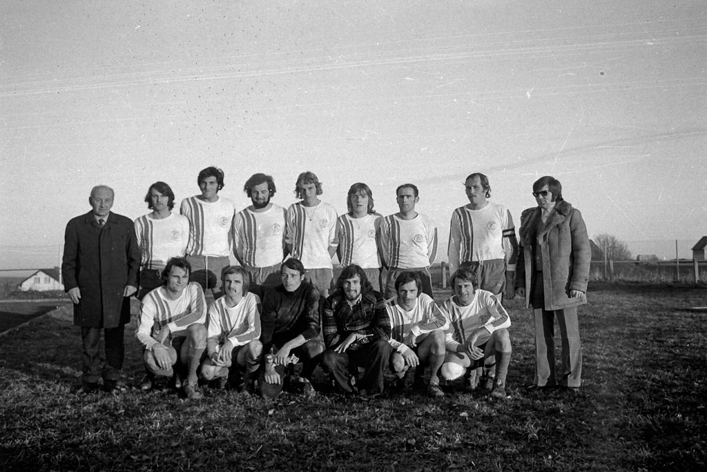 2 Fotos: Fußballmannschaft, Herbst 1973