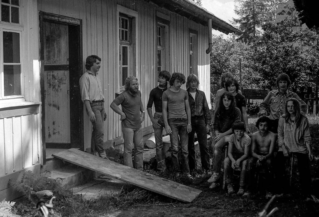 Jugendliche vor dem Jugendtreff »Laube« in der Güterstraße, 1979