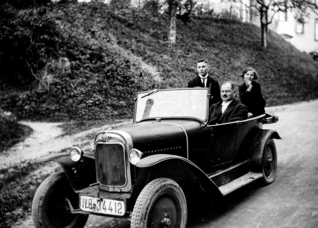 Familie Benitz beim Autofahren, 1926