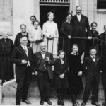 Familie Benitz auf einer Treppe, ca. 1930