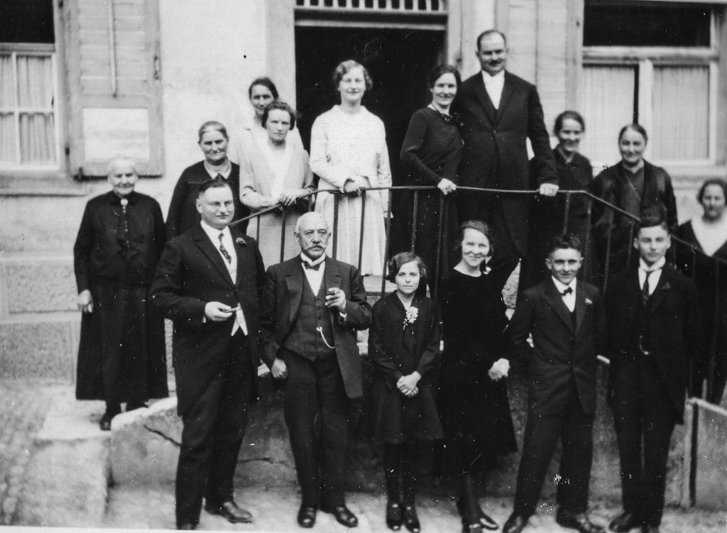 Familie Benitz auf einer Treppe, ca. 1930