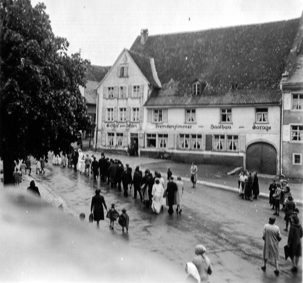 Hochzeitszug Eggert / Klaus auf dem oberen Rathausplatz, 31. Mai 1943