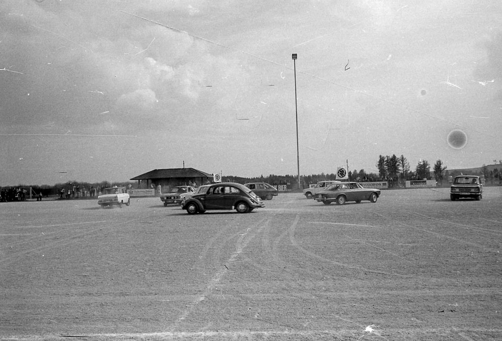 Vorführung des Automobilclub auf dem Sportplatz, 1. Mai 1972