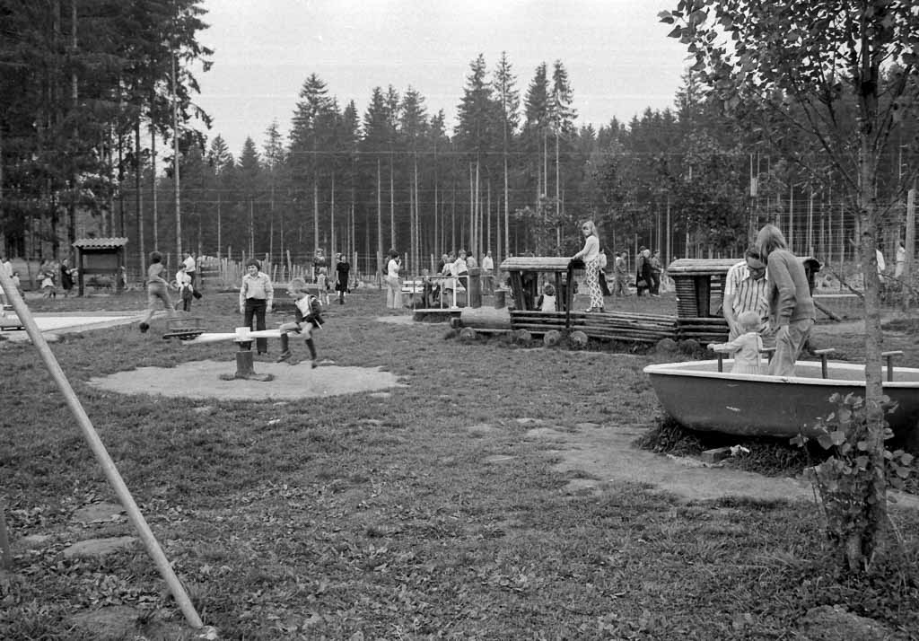 4 Fotos: Spielplatz im Wildpark, 1974