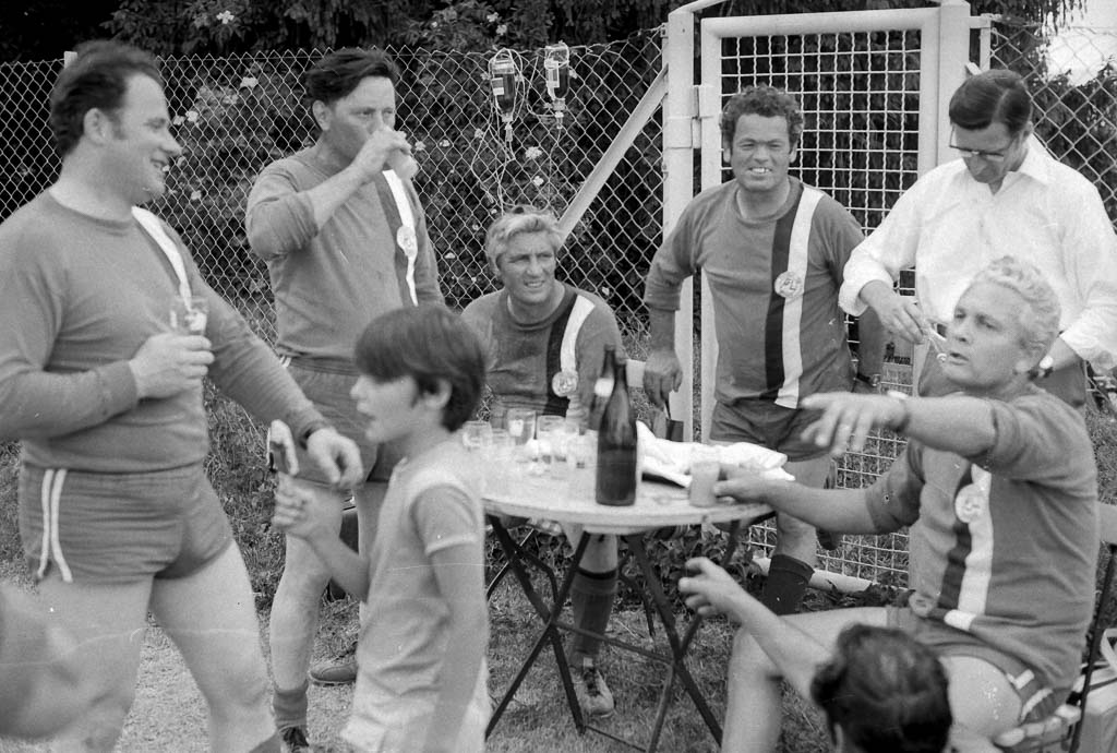 4 Fotos: Halbzeitpause beim Fußballspiel mit Gemeinderäten, 1976