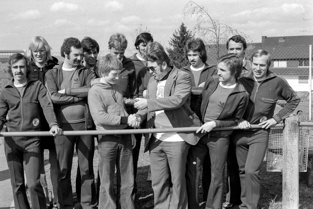 Mitglieder vom Fußballclub auf dem Sportplatz, 1976