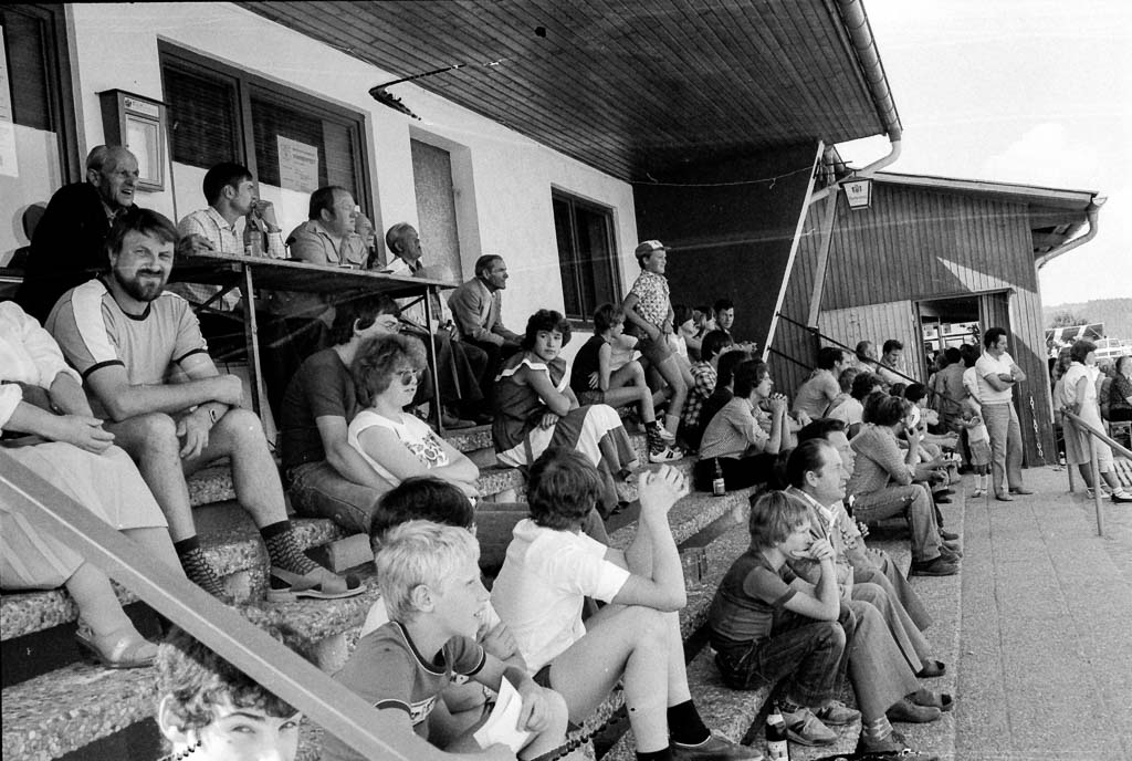 Zuschauer*innen bei einem Fußballspiel auf dem Sportplatz in Unadingen, 1982