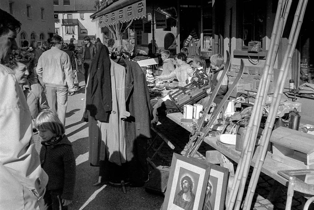 4 Fotos: Flohmarkt in der Demetriusstraße, 1983