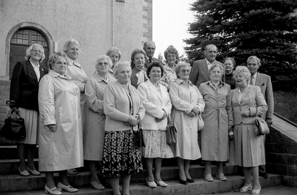 Klassentreffen des Jahrgangs 1913/14 vor der Kirche, 1983
