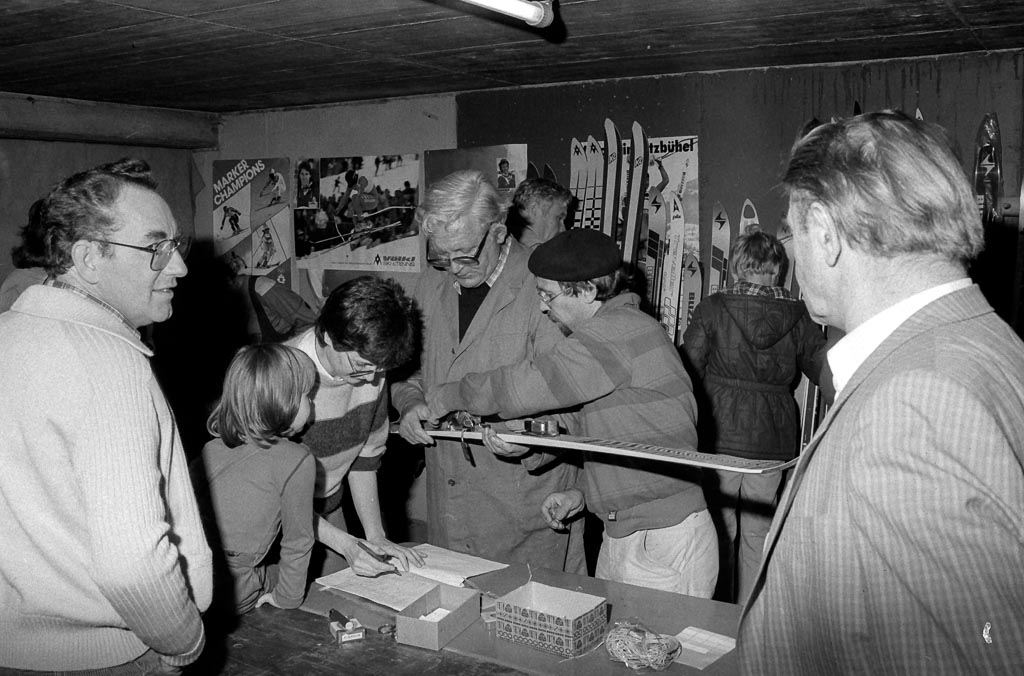 3 Fotos: Brettlemarkt in der Tiefgarage der Volksbank, November 1984
