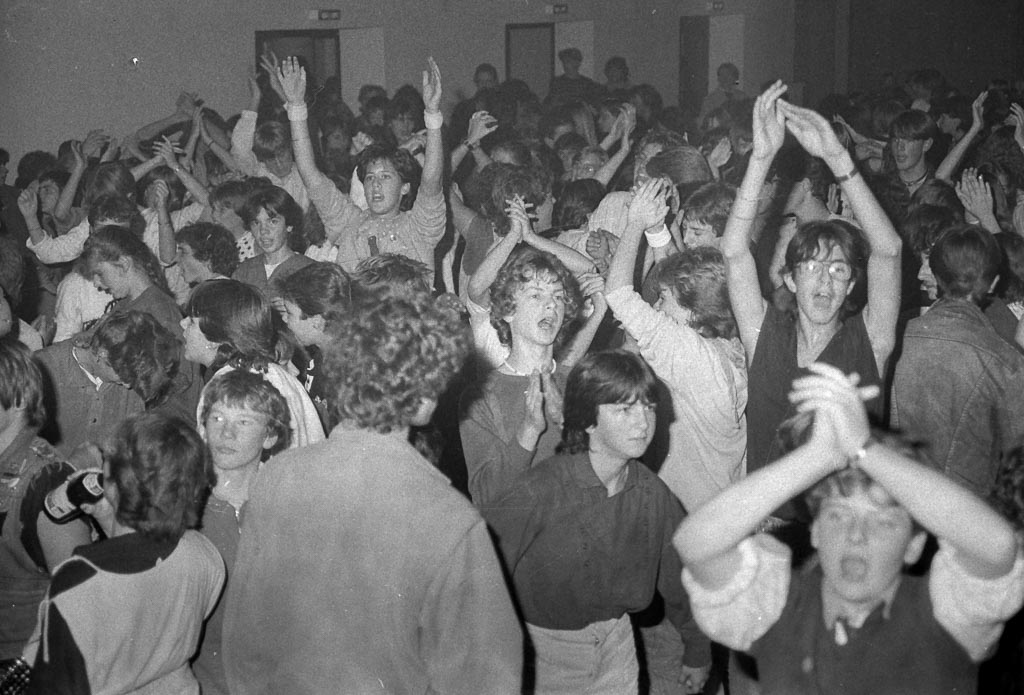 2 Fotos: Schülerball in der Festhalle, 1984