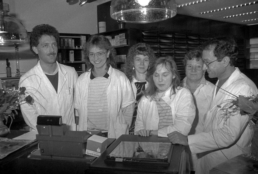 2 Fotos: Mitarbeiter*innen der Scheffel-Apotheke, 1989