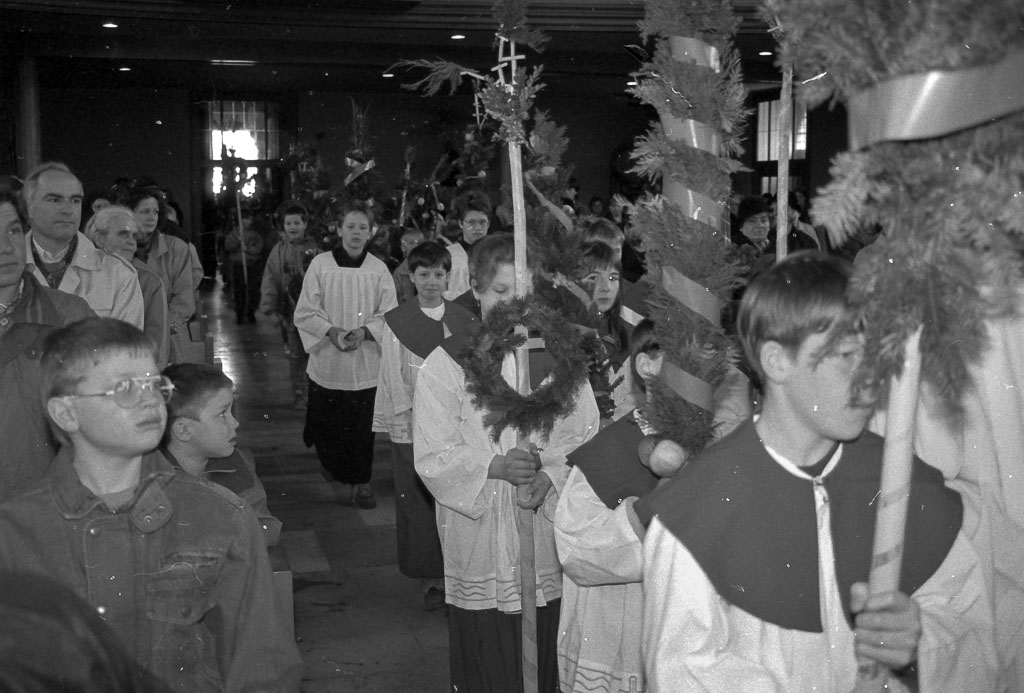 6 Fotos: Einzug in die katholische Pfarrkirche am Palmsonntag, April 1992