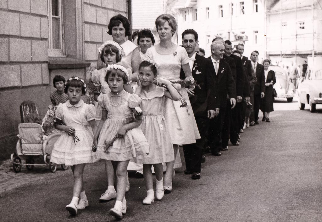 Hochzeitszug Hepting / Egle am Rathaus, 18. Juni 1960