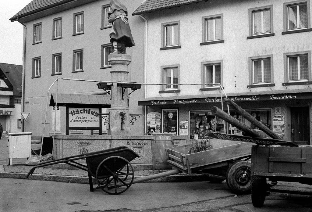 2 Fotos: Erster Mai-Streich in der Kirchstraße, Mai 1981