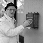 Narrenvater Josef Hoitz beim Briefkasten der »Laternenpost«, Januar 1994