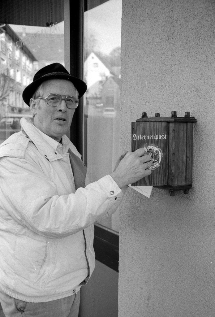 Narrenvater Josef Hoitz beim Briefkasten der »Laternenpost«, Januar 1994