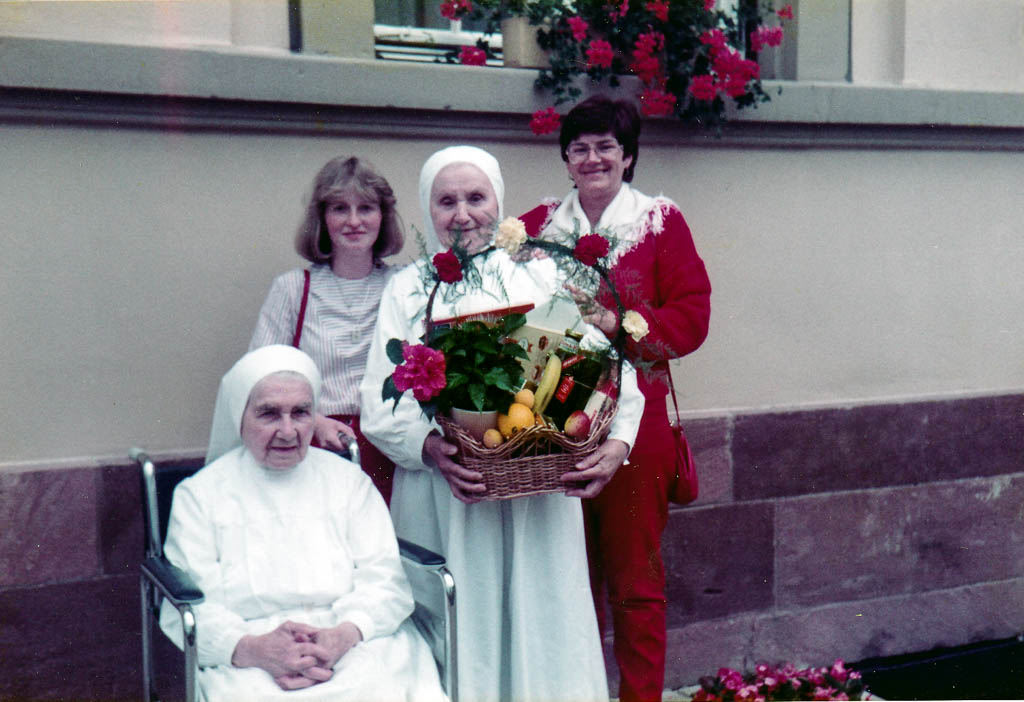 2 Fotos: Besuch bei Schwester Ediltrudis im Mutterhaus, Juli 1984