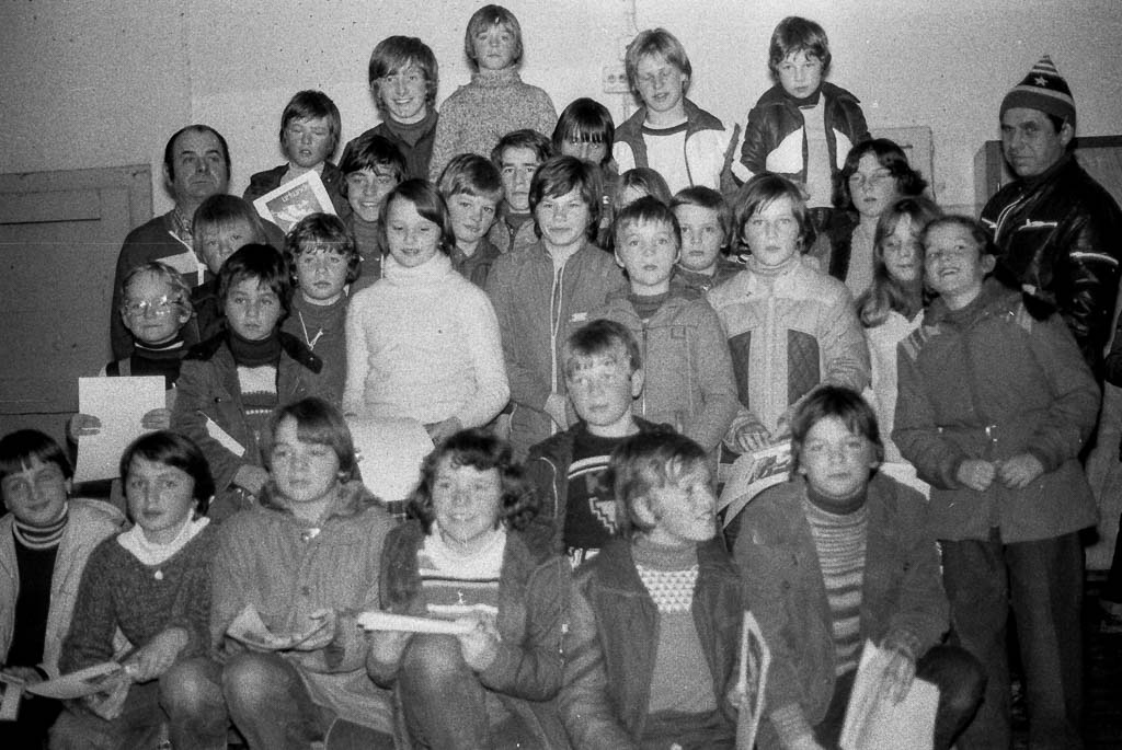 2 Fotos: Siegerehrung nach dem Schülerskifest im Tischtennisraum, Februar 1979