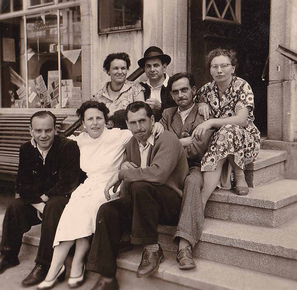 2 Fotos: Personengruppe auf der Treppe vor dem Café Fuß, August 1955