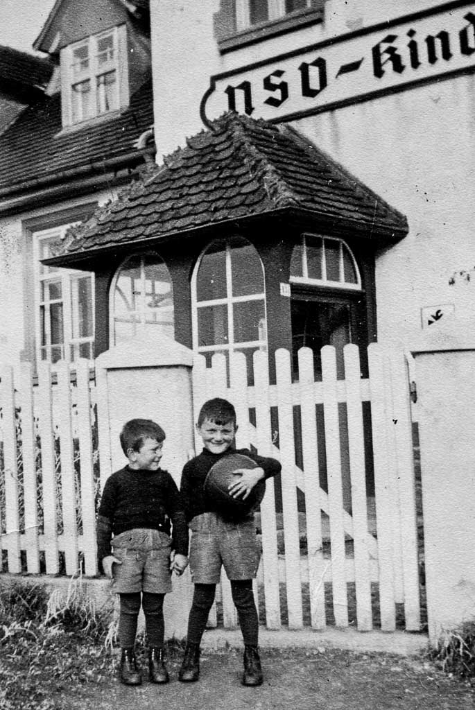 Zwei Kinder vor dem NSV-Kindergarten in der Bahnhofstraße, ca. 1940-1945