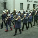 Stadtmusik vor der »Stadt-Apotheke« in der Oberen Hauptstraße, Fasnacht 1974