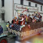 Umzugswagen »Superkindergarten« in der Oberen Hauptstraße, Fasnacht 1974