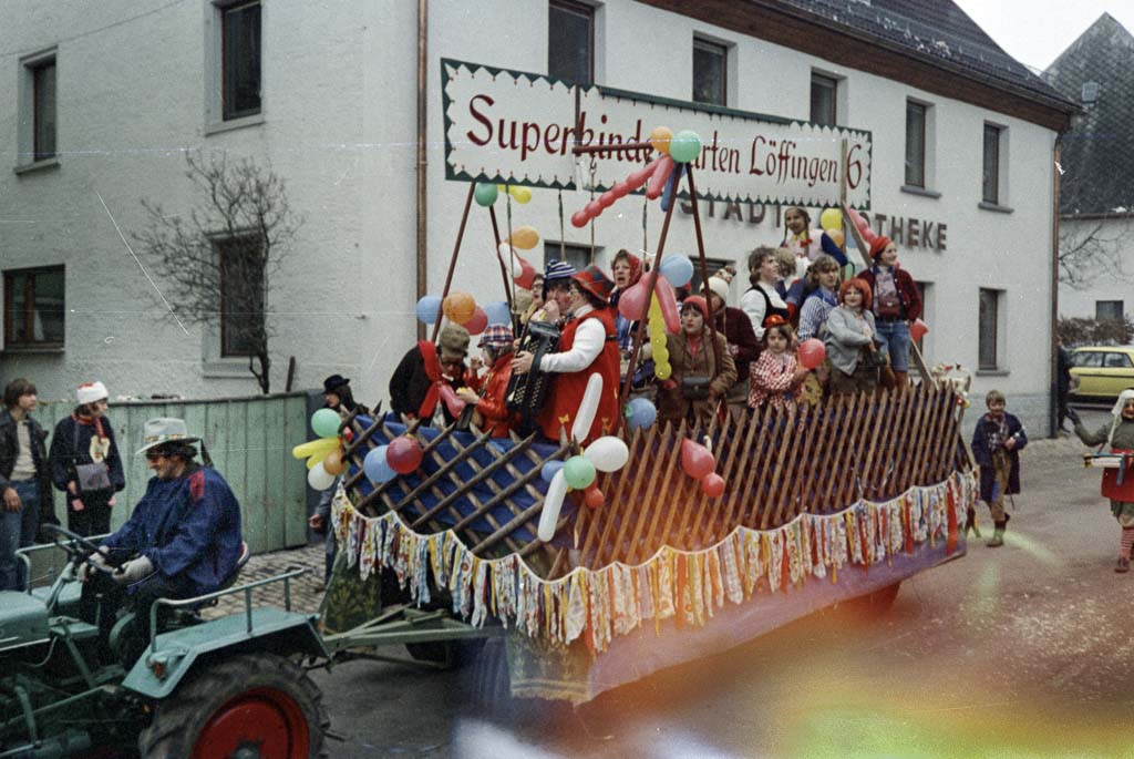 Umzugswagen »Superkindergarten« in der Oberen Hauptstraße, Fasnacht 1974