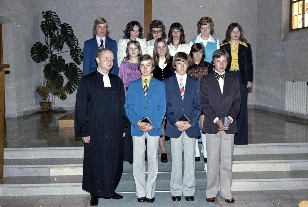 Konfirmanden mit Pfarrer Waßmer, 1974