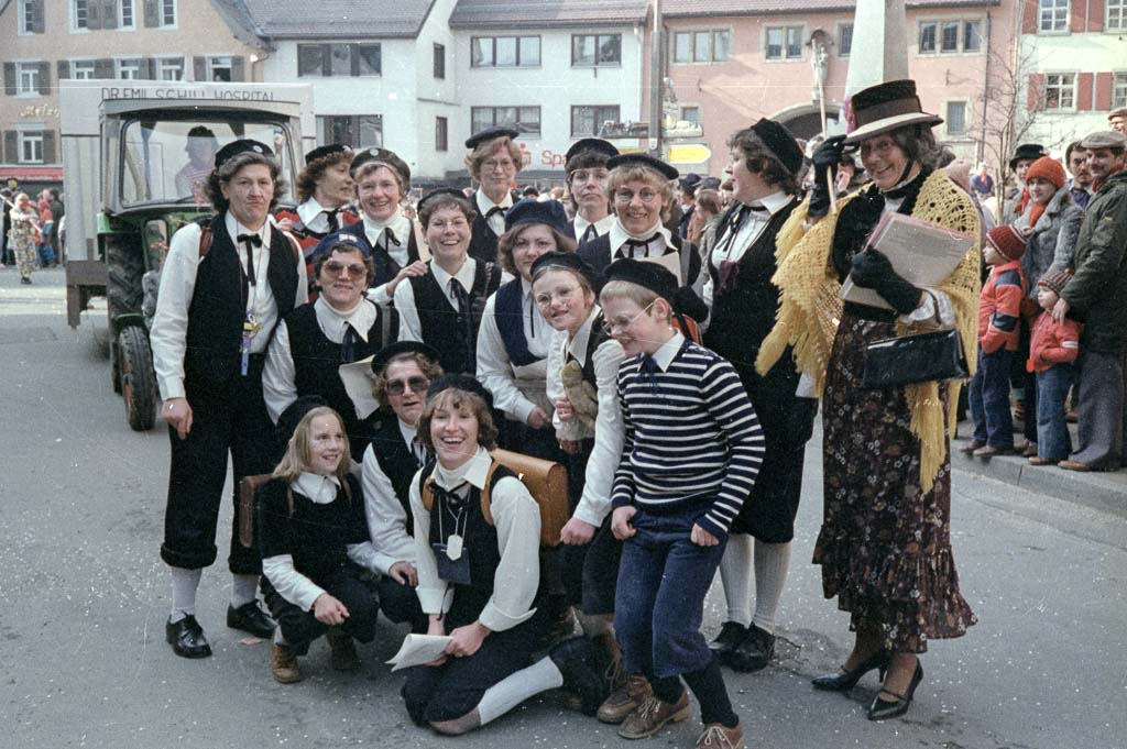 3 Fotos: Närrinnengruppe beim Umzug auf dem Rathausplatz, Fasnacht 1980