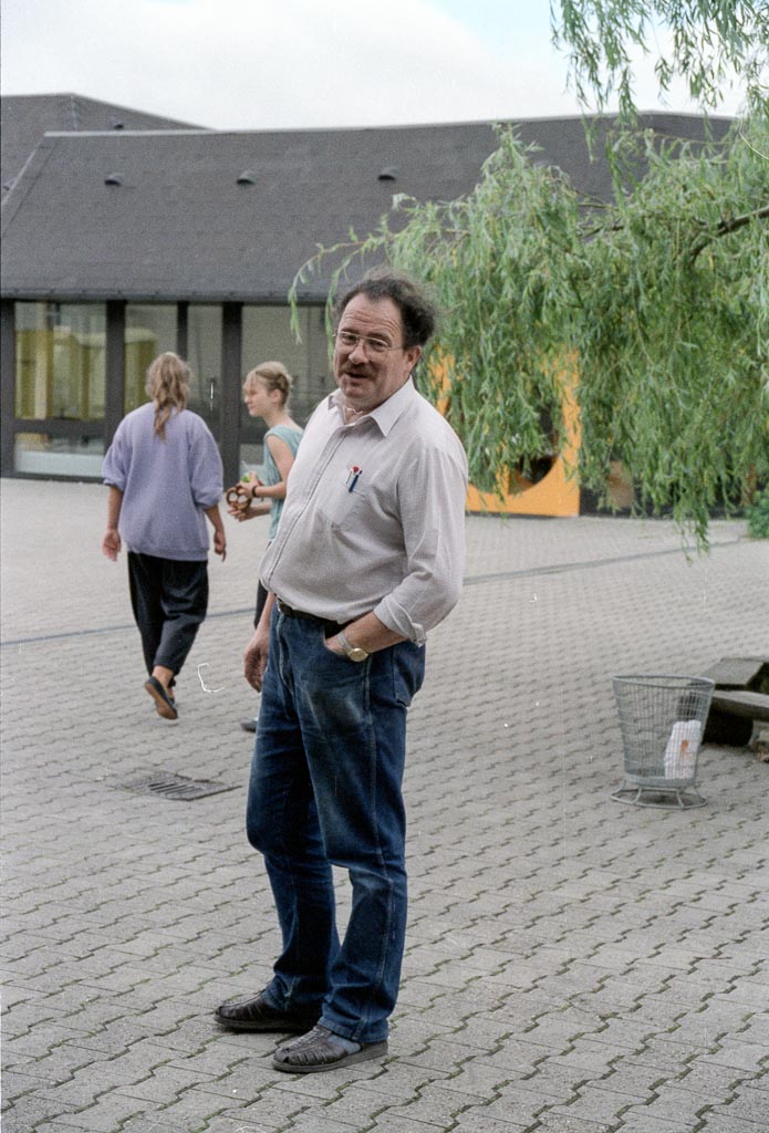 Hausmeister Fritz Isele im Schulhof der Realschule, 1989