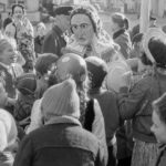 »Hansele« mit Kindern beim Narrenbaum, Fasnacht 1957