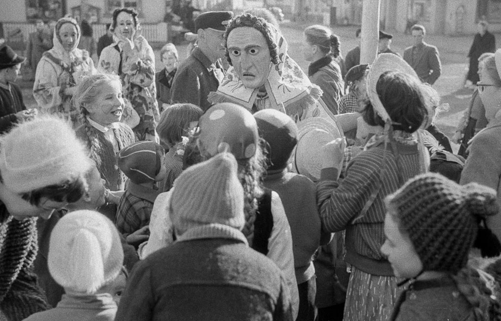 »Hansele« mit Kindern beim Narrenbaum, Fasnacht 1957
