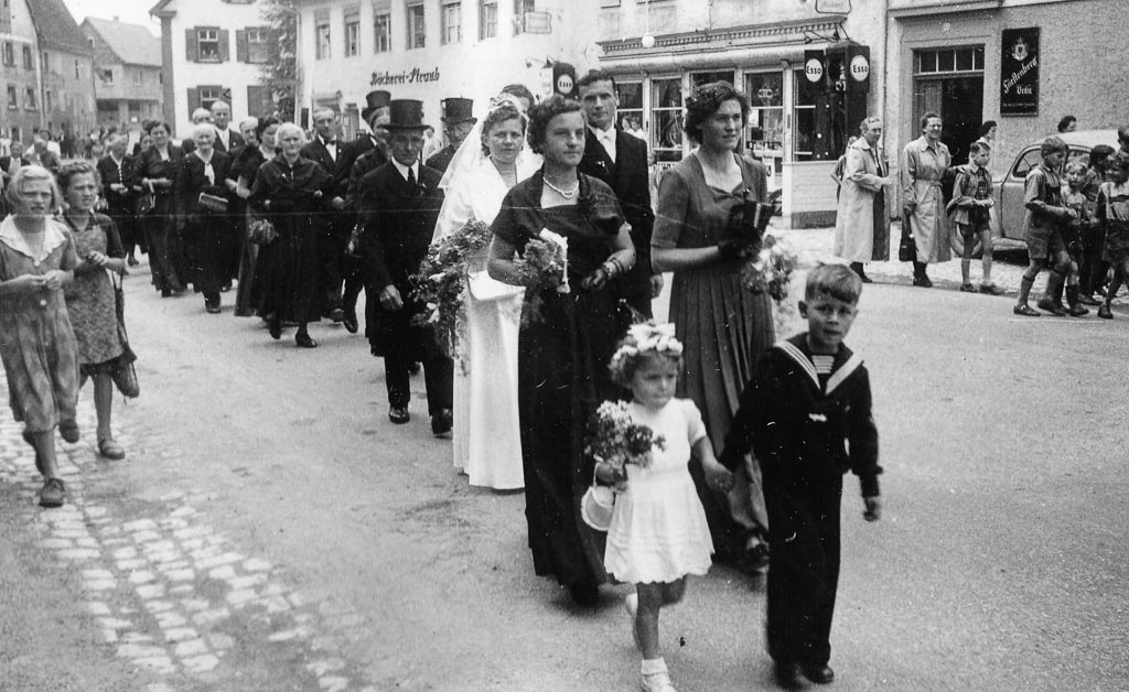 Hochzeitszug Maier / Wahler in der Unteren Hauptstraße, ca. 1954