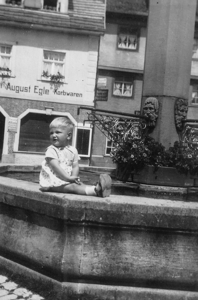Kind am Demetriusbrunnen, ca. 1938