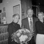 2 Fotos: Ehrung von Rosa Köpfler im Gasthaus »Ochsen«, 1998