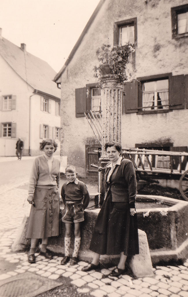 Kurgäste vor dem Fritschi-Brunnen, ca. 1955