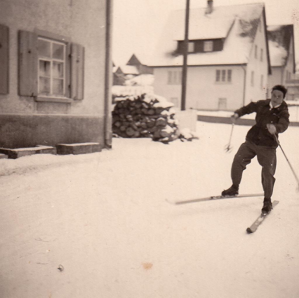 2 Fotos: Albin Zepf beim Skifahren in der Talstraße, ca. 1955