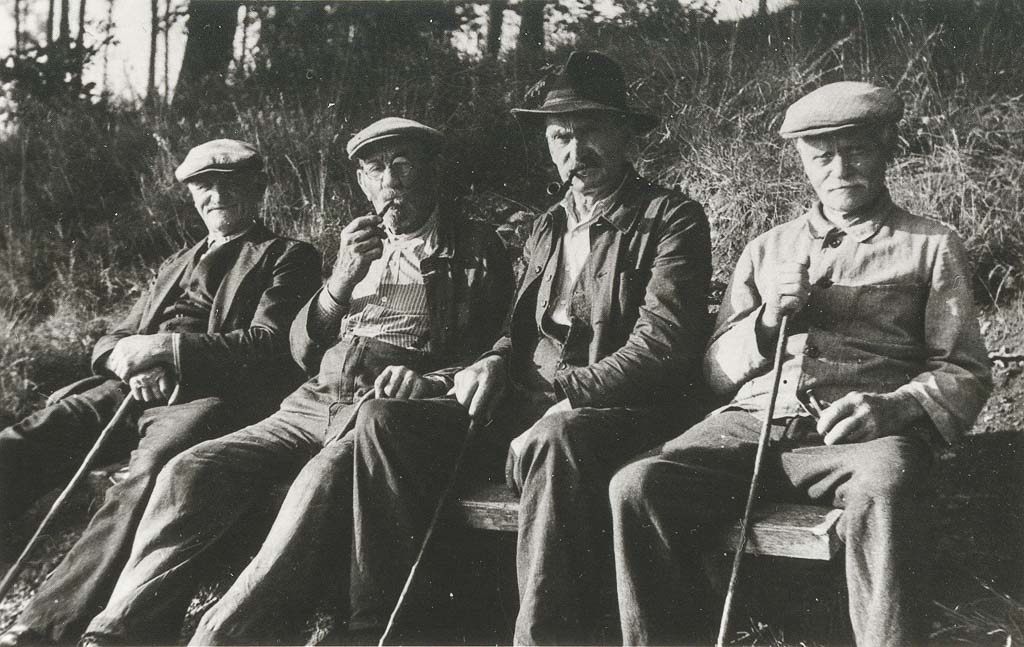 Vier Männer auf einer Sitzbank, ca. 1970-1980