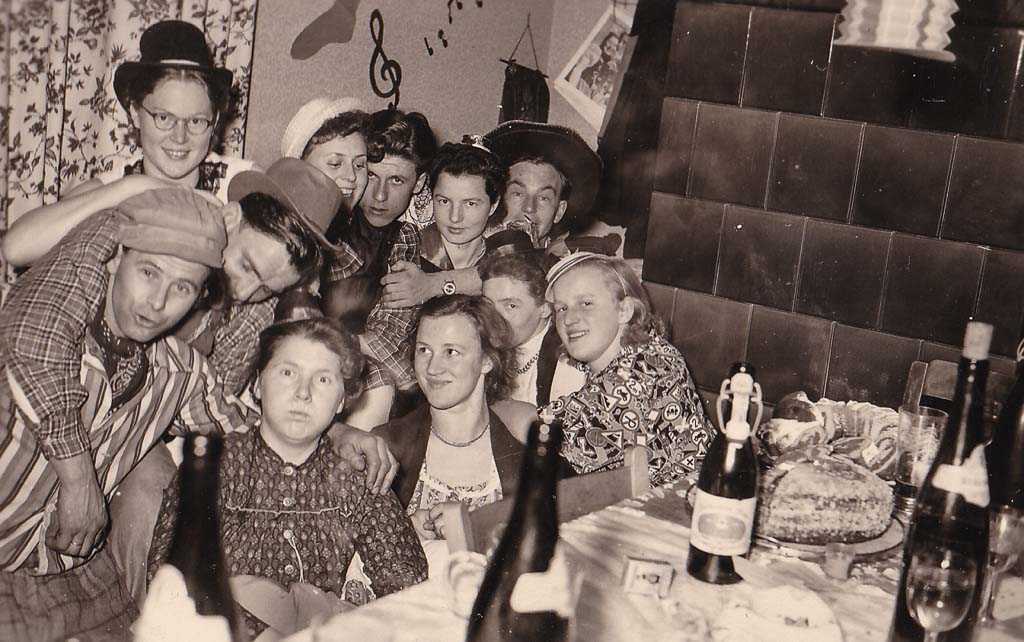 5 Fotos: Hausball bei Familie Zepf in der Dittishauser Straße, ca. 1952