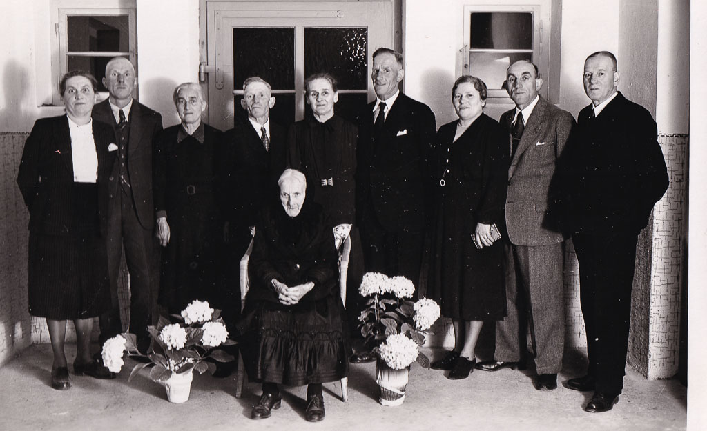 Georgina Zepf an ihrem 90. Geburtstag mit neun Kindern, April 1951