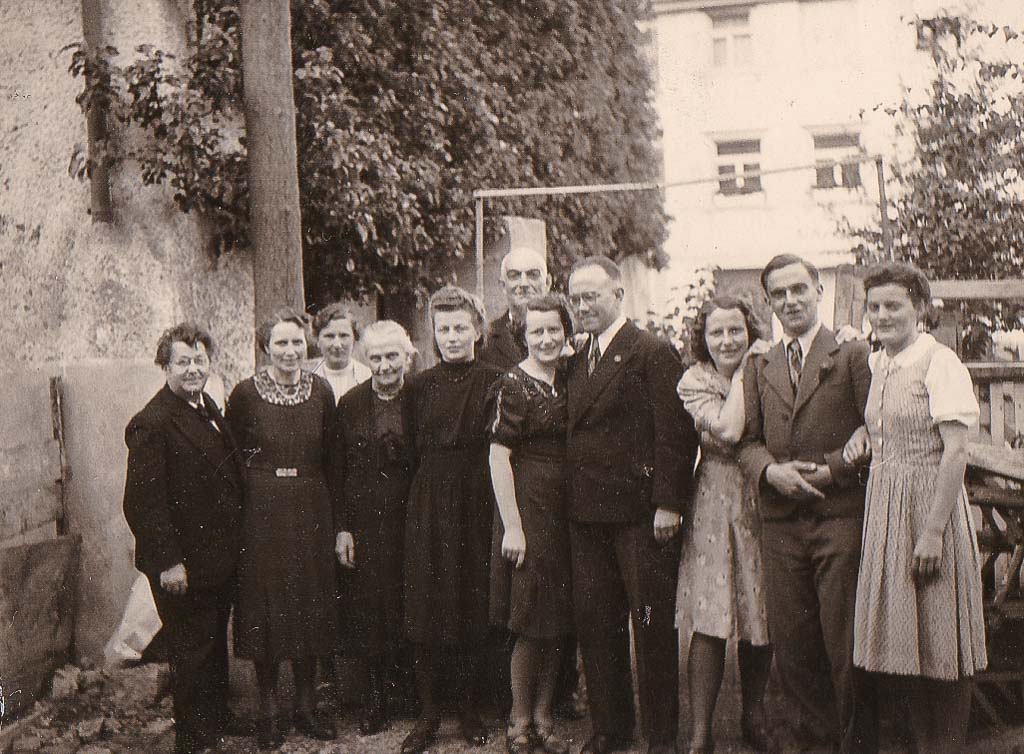 Familien Vogt und Limb in der Unteren Hauptstraße, ca. 1948
