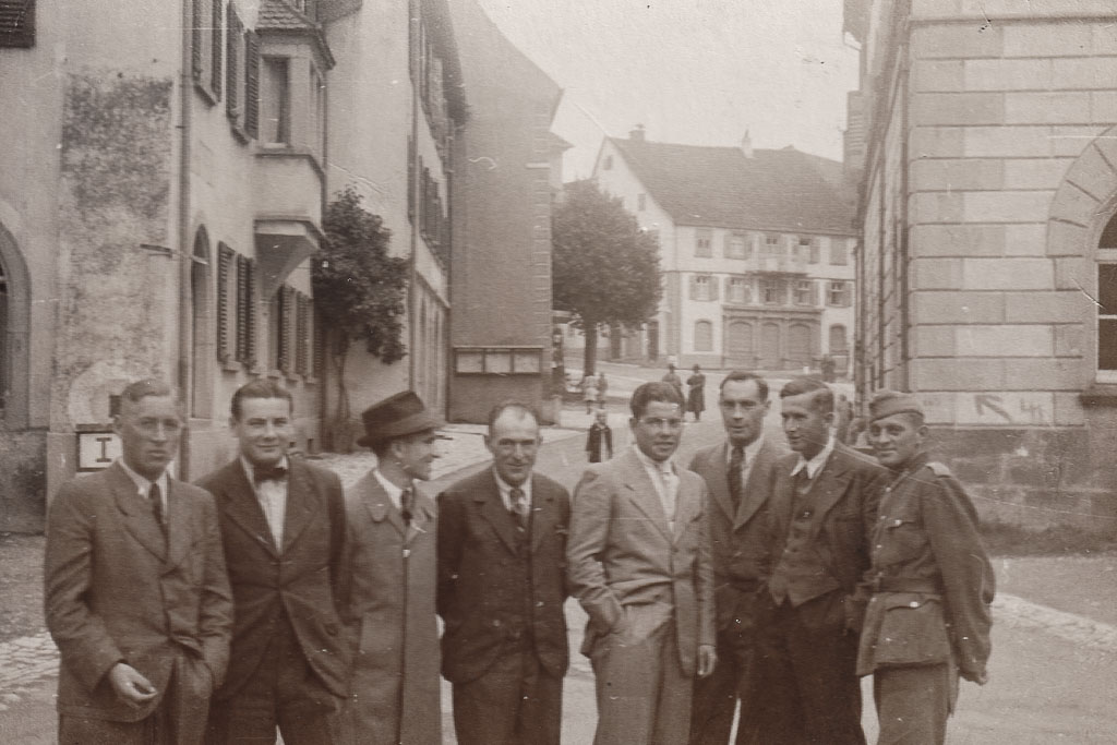 Männergruppe auf dem unteren Rathausplatz, ca. 1939