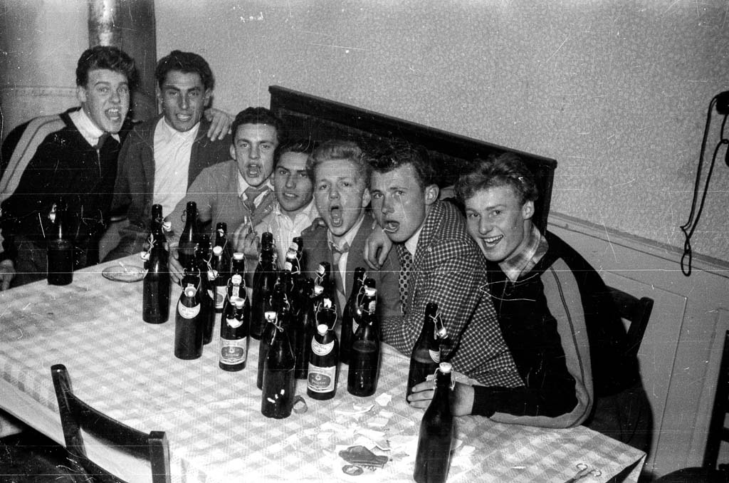 5 Fotos: Junge Männer im Gasthaus »Ochsen«, 1957