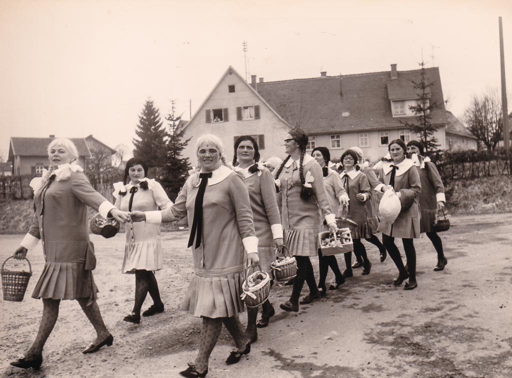 Närrinnengruppe beim Umzug in der Bahnhofstraße, Fasnacht 1966