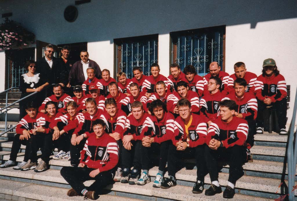 2 Fotos: Spieler des Fußballclub vor dem Clubhaus, 1997