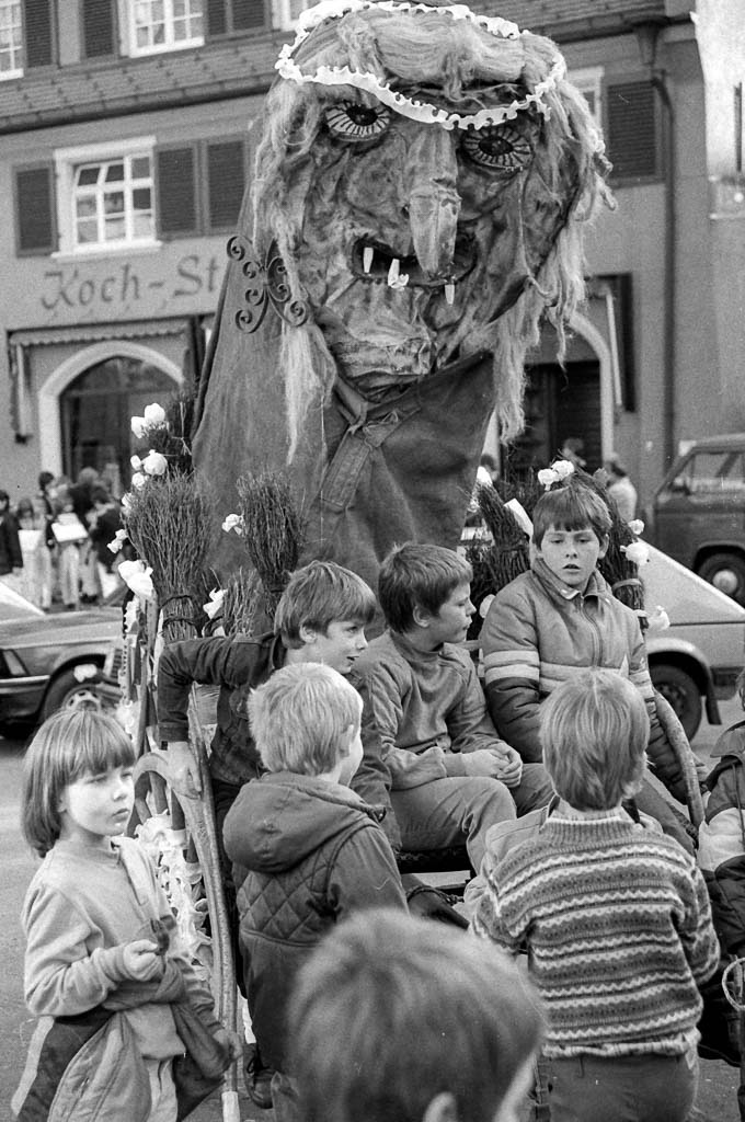 Hexen-Nachwuchs am Hexenbrunnen, November 1984