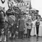 Umzugwagen »Rosenkorb« in der Dittishauser Straße zur Stadterhebung, 27. Mai 1951