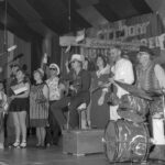 2 Fotos: Auftritt der »Schwindelsingers« beim »Bunten Abend«, Fasnacht 1987