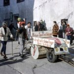 Narrengruppe »Loipenspurgerät« beim Gasthaus »Löwe«, Fasnacht 1975
